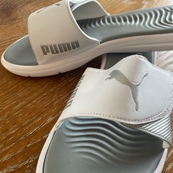 NWOT Puma Sliders - Picture 3 of 4